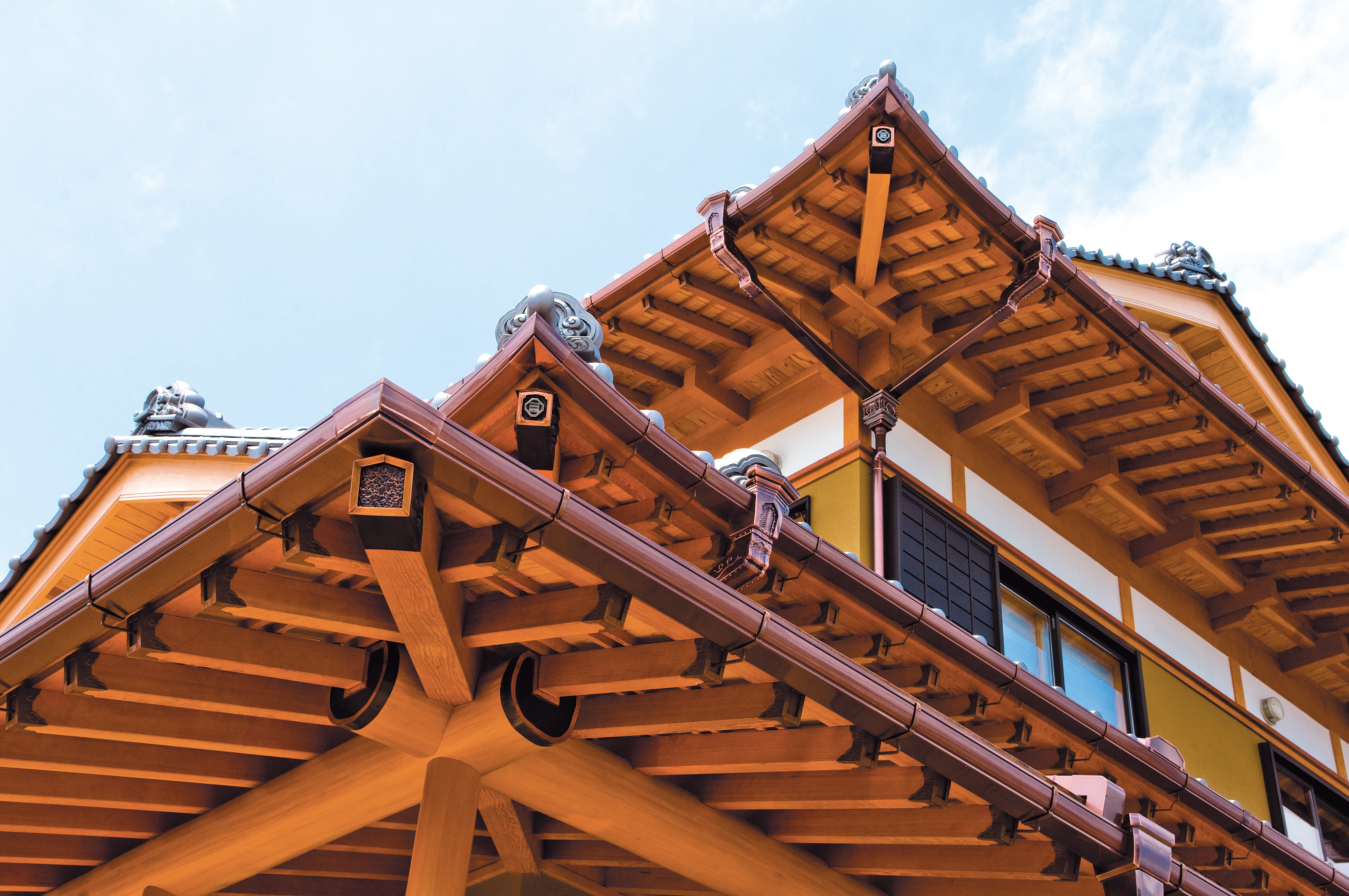 最先端免震装置を装備 純和風日本の伝統美入母屋造り かねと建設株式会社