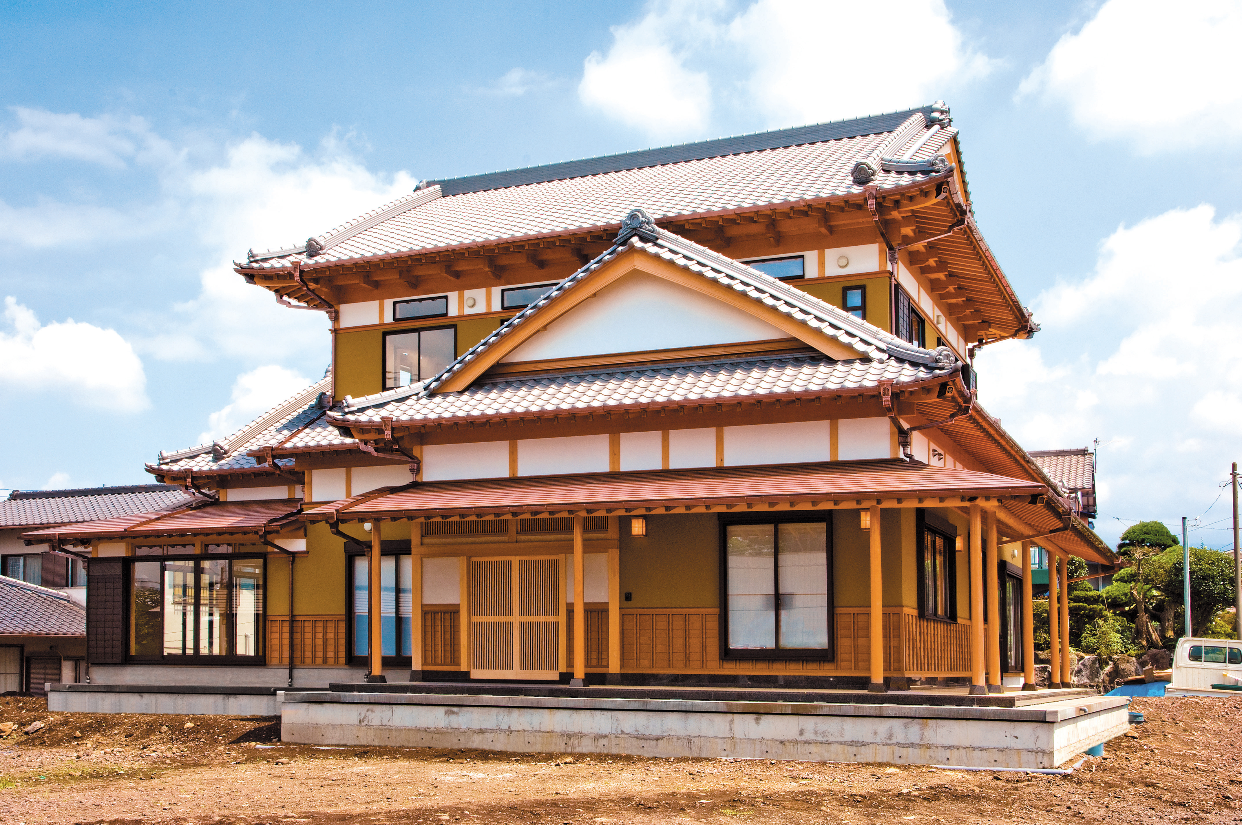 最先端免震装置を装備 純和風日本の伝統美入母屋造り かねと建設株式会社